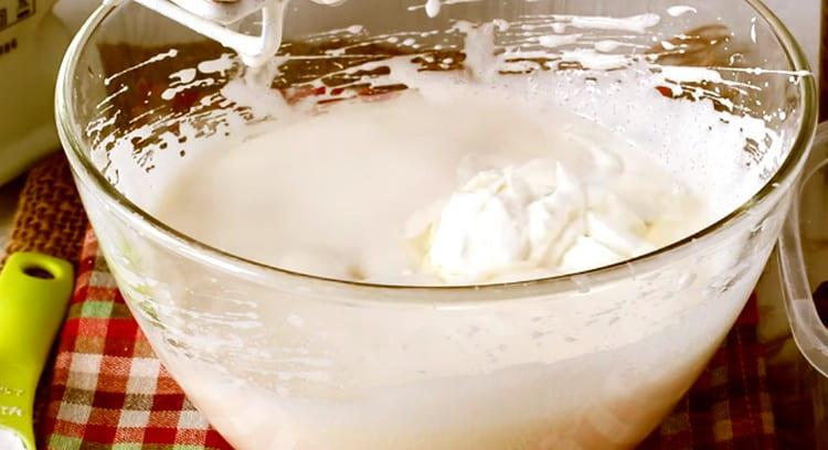 Then we spread the cottage cheese in the egg mass, whisk again.