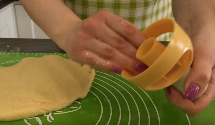 Lubrique el molde de rosquilla con aceite vegetal.