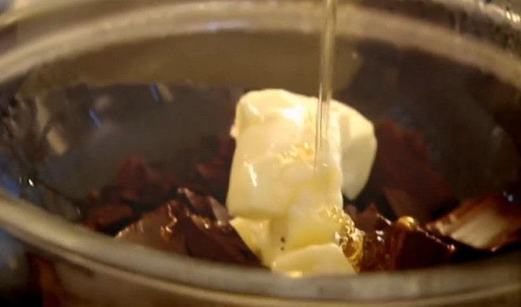 Otopimo čokoladu u vodenoj kupelji, dodamo maslac i med.