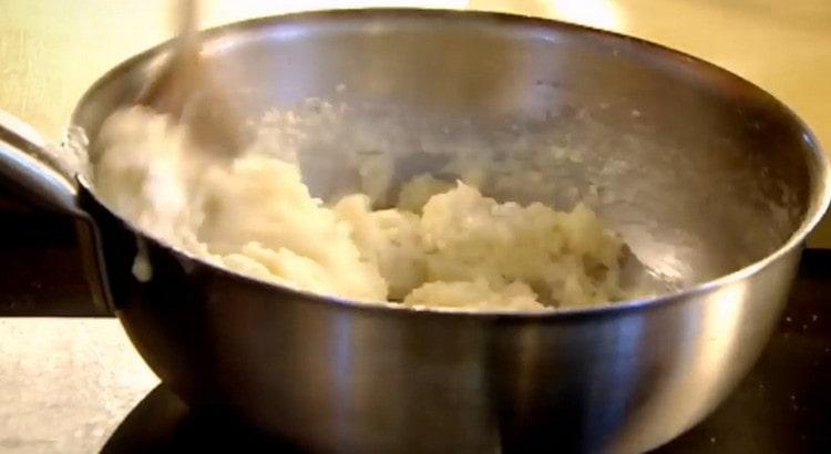 Voeg in een heet mengsel van melk, boter en water bloem toe en brouw het deeg snel.