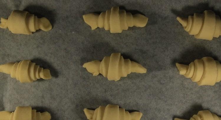 We spread the croissants on a baking sheet covered with parchment.