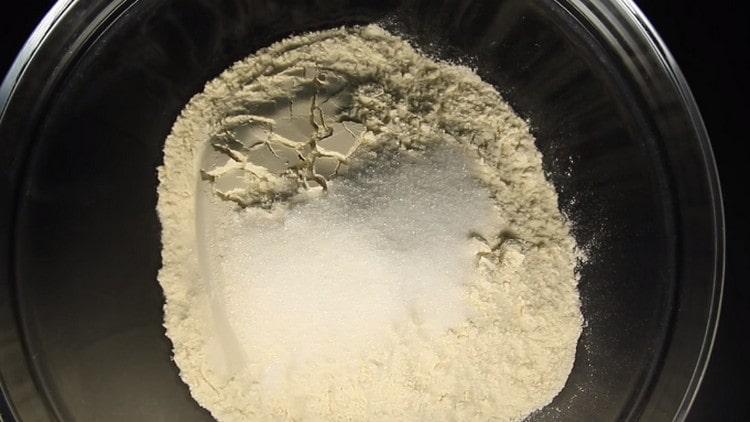 Add sugar to the flour, mix.