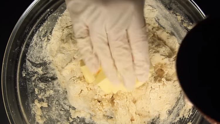 Knead the dough, then put butter in it.