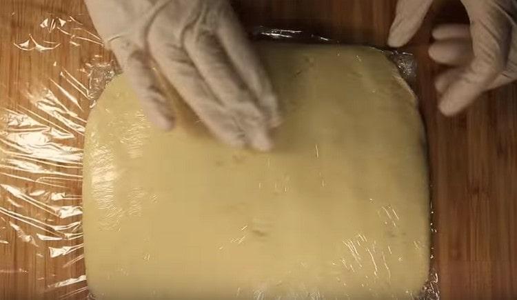Nous formons la pâte finie sous la forme d'un carré. envelopper dans un film plastique et l'envoyer au réfrigérateur.