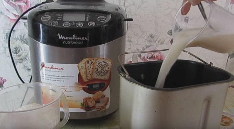 Pour the prepared dough into the capacity of the baker.