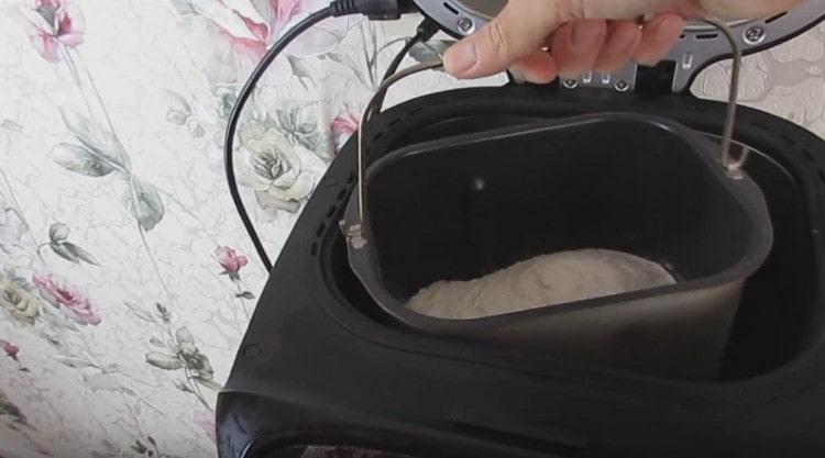 Bucket with the components set in the bread machine.