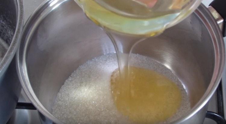 Para hacer jarabe, combine la miel con el azúcar.