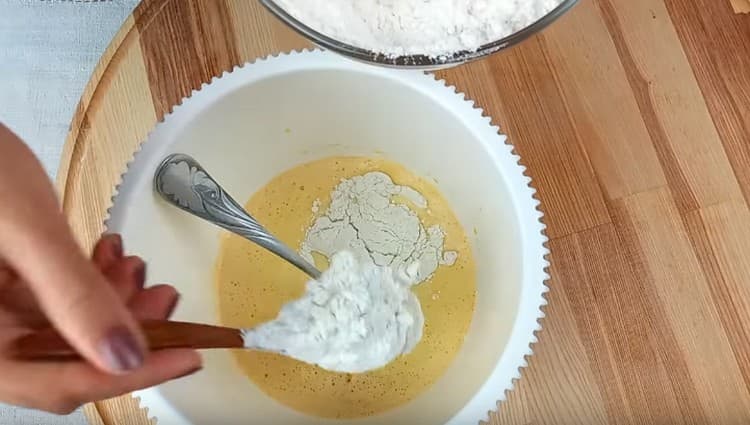Ajoutez la farine et continuez à pétrir la pâte.