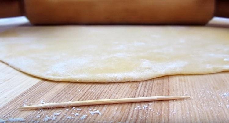 Puis roulez chaque partie de la pâte en fine couche.