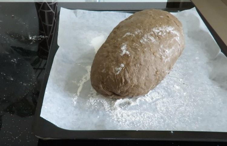 Déposer le pain formé sur une plaque à pâtisserie recouverte de papier sulfurisé et saupoudrer légèrement de farine.