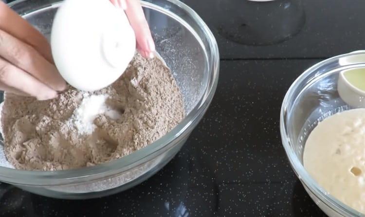 Dodajte sol u brašno, pomiješajte suhe komponente.
