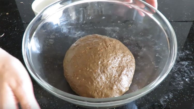 Mettez la pâte pétrie dans un bol graissé avec de l'huile végétale et couvrez d'un film alimentaire.