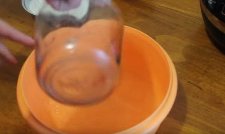 Versez de l'eau tiède dans un bol.