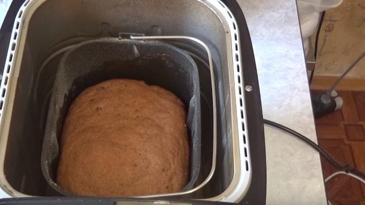 Kao što vidite. raženi kruh u stroju za kruh lako se priprema.
