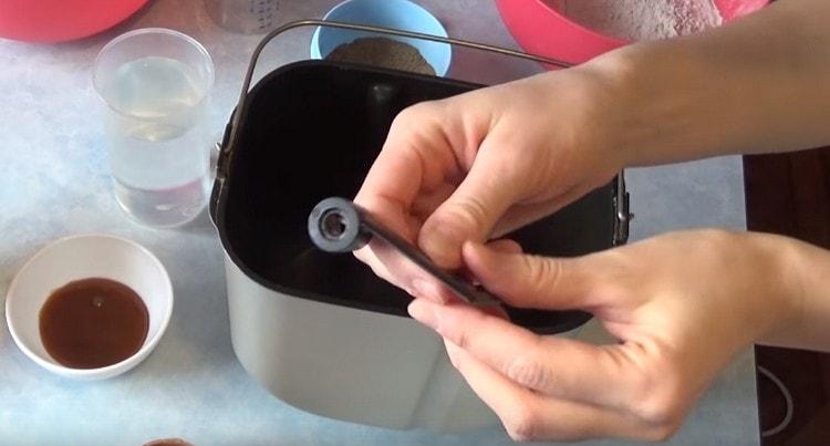 In the bucket of the bread machine, we install a spatula for kneading the dough.