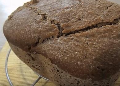 Delicioso pan integral de masa madre de centeno en una máquina de pan