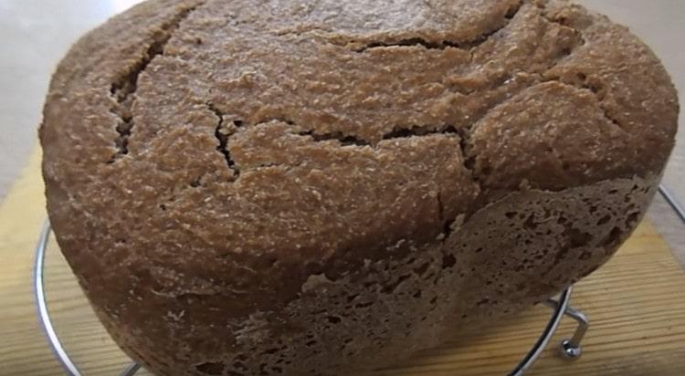 El pan de centeno de masa fermentada en una máquina de pan es fácil de preparar, como puede ver.