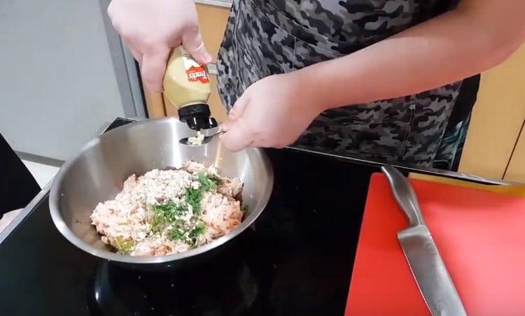 Nous ajoutons également du vin blanc, de l'huile de pépins de raisin.