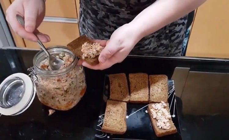 Ova nježna riblja pasta obično se poslužuje na krutonima.