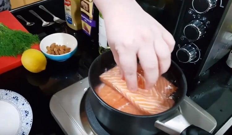 Nous mettons plusieurs morceaux de filet de saumon à cuire.