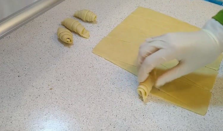 Turn the dough roll.