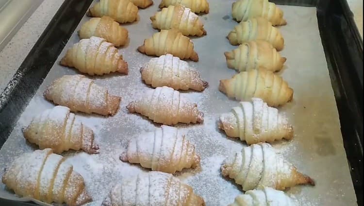 Ready-made pastries can also be sprinkled with powdered sugar.
