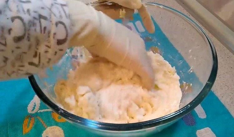 Umiješajte maslac u prosijano brašno i uvaljajte u mrvice.