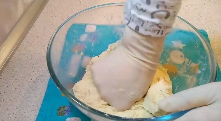 Pétrir une pâte sablée.