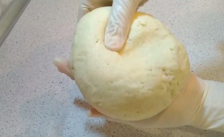 La pâte ne doit pas coller à vos mains.