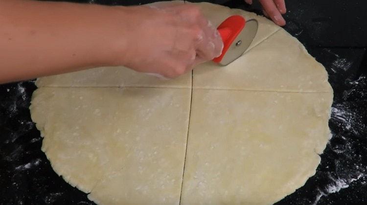 With a knife, divide the dough into 24 sectors.