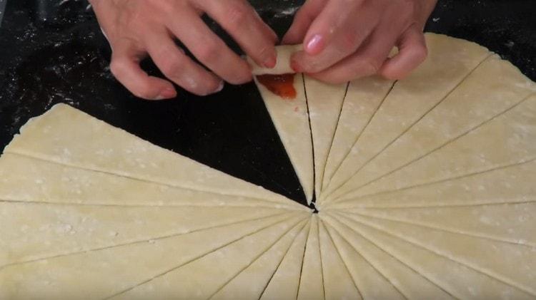 Nous roulons la pâte avec un rouleau, formant un bagel.