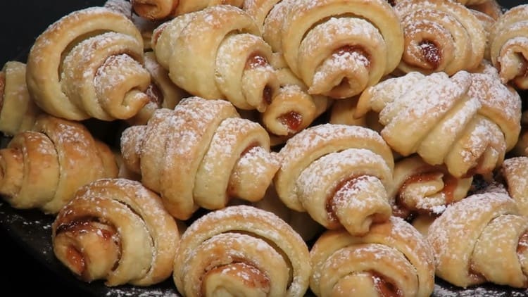 Ready-made pastries can also be sprinkled with powdered sugar.