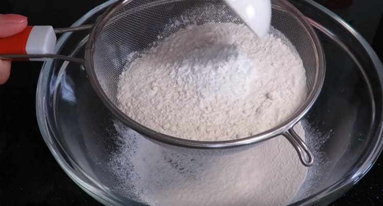 Combine la harina con el polvo de hornear y tamice a través de un tamiz.
