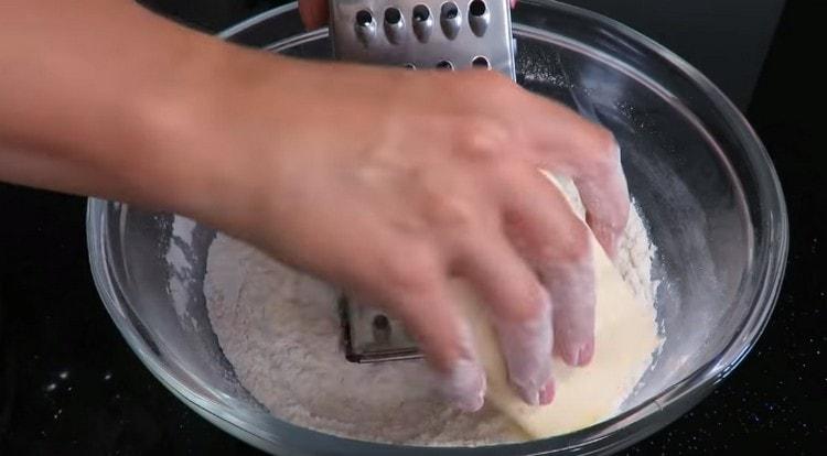 Rallar la mantequilla fría directamente en la harina.