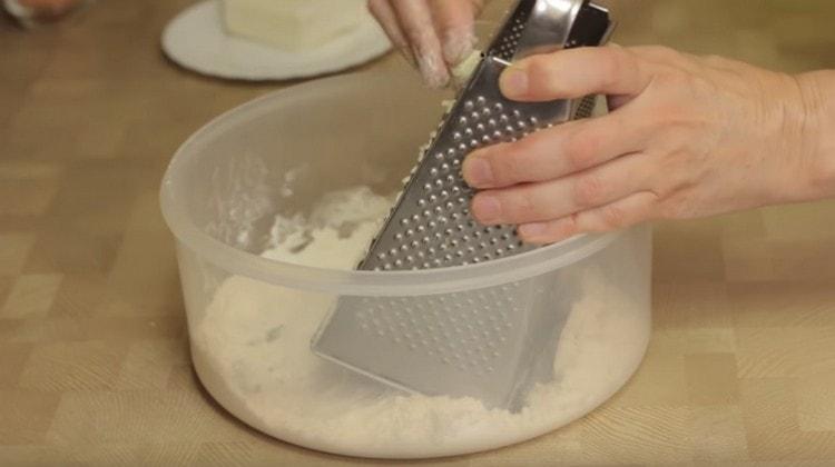 Umiješajte maslac u brašno.