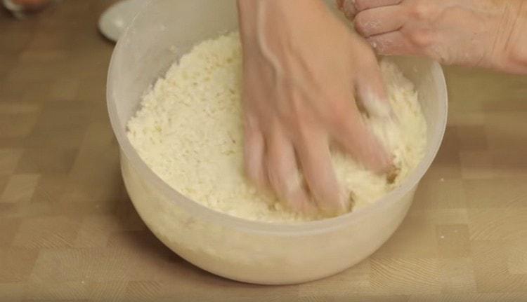 Ajouter le fromage cottage dans la farine avec du beurre et broyer le tout en miettes.