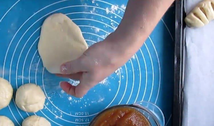 Rouler les boules de pâte avec un rouleau à pâtisserie en gâteaux plats oblongs.