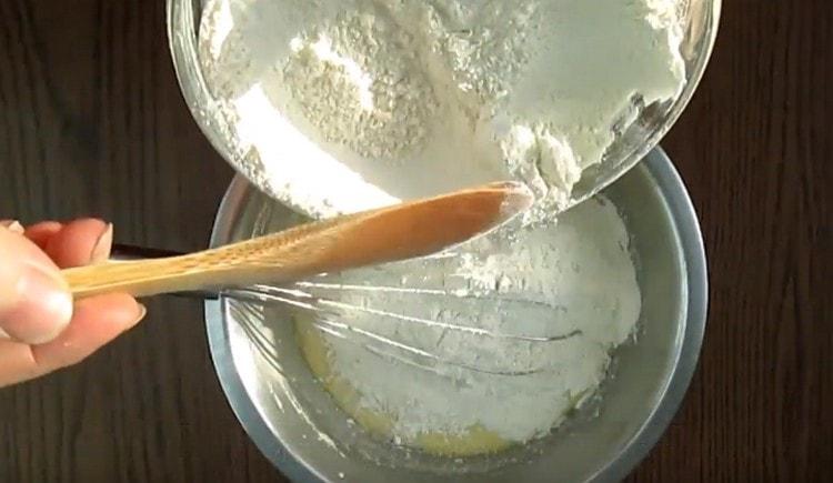 Ajouter progressivement la farine à la base liquide.