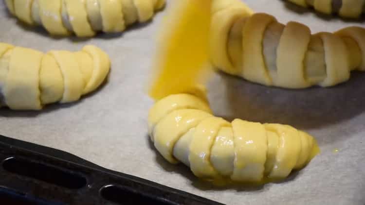 Panecillos de masa de levadura según una receta paso a paso con foto