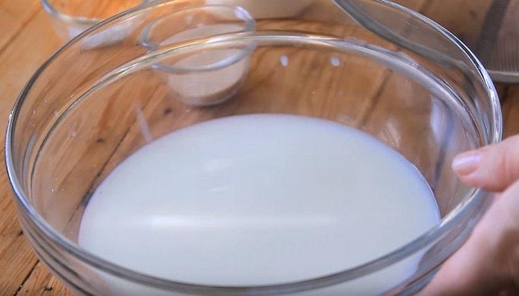 Versez le lait chaud dans un bol.