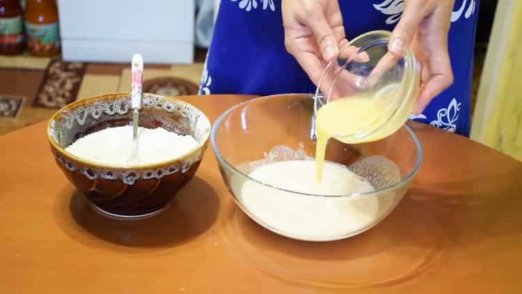 Mezclar los ingredientes para los bagels de levadura.