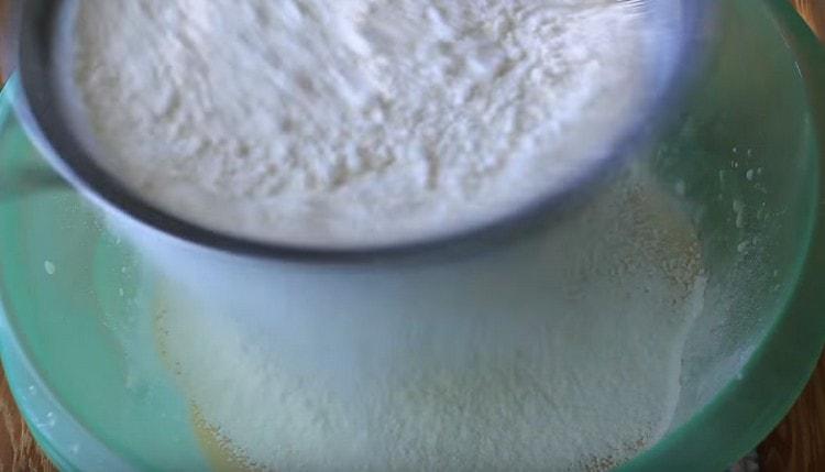 Sift flour into a dough.