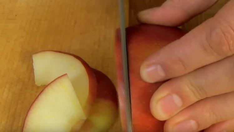 Cortar la manzana en rodajas finas.