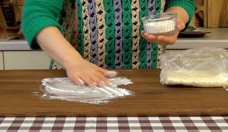 Sprinkle the table with flour.