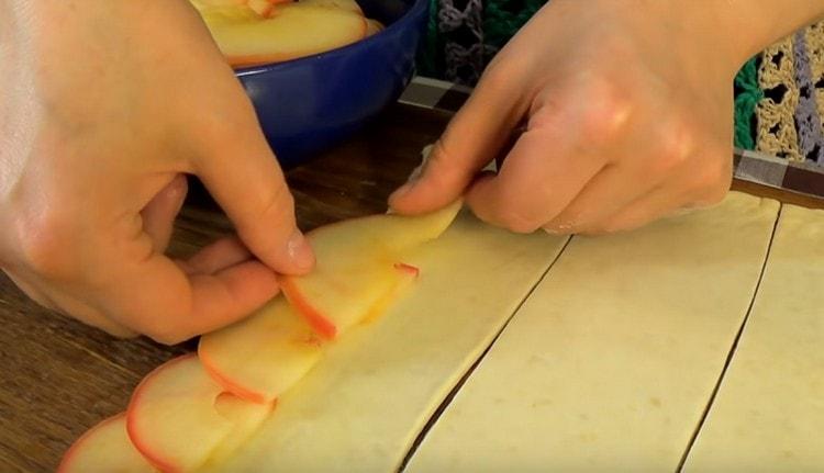 We lap apples on the dough.