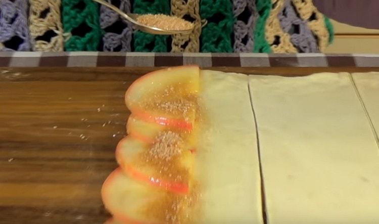 Después de engrasar las manzanas con aceite, espolvorea con azúcar y canela.