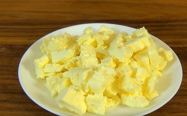 Cortar la mantequilla fría en trozos.