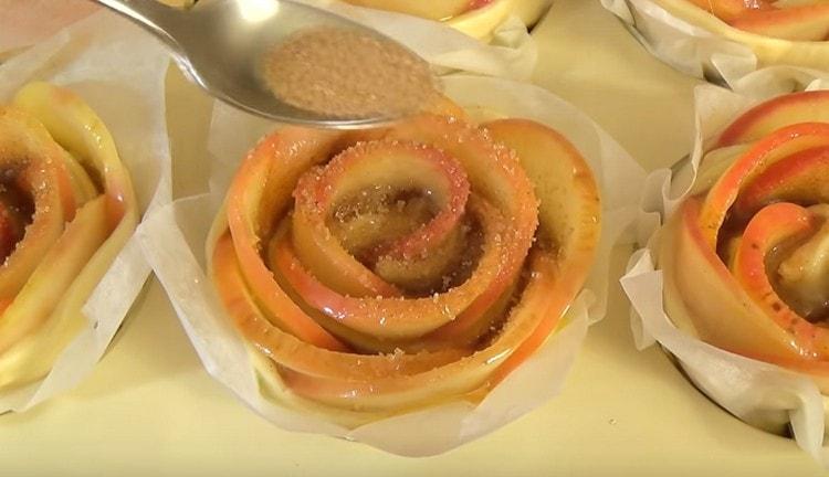 Saupoudrer les blancs avec le sucre à la cannelle.