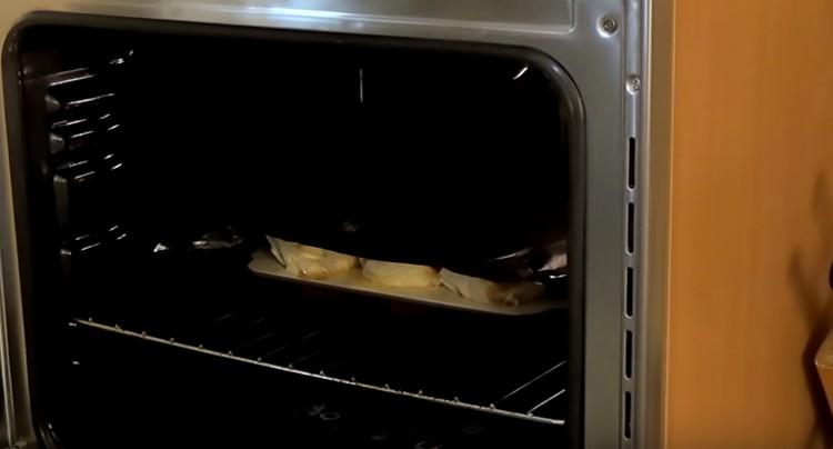 Después de 15 minutos, cubra los espacios en blanco en el horno con papel de aluminio para que no se quemen.