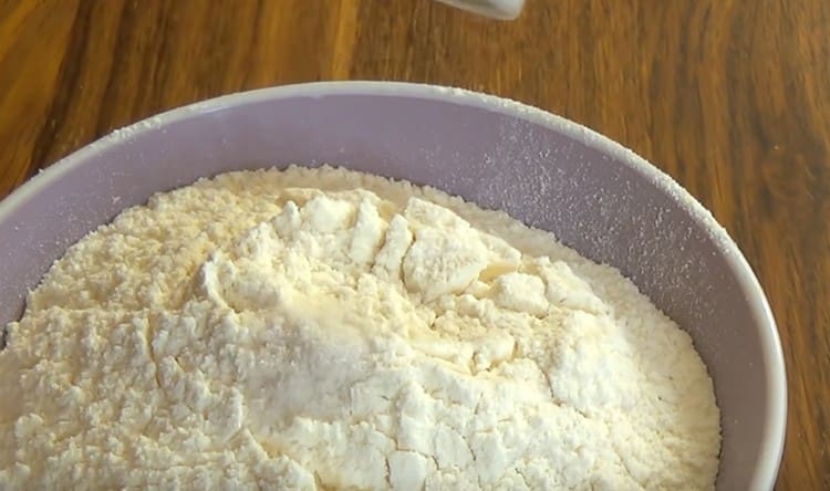 Mix the sifted flour with salt.